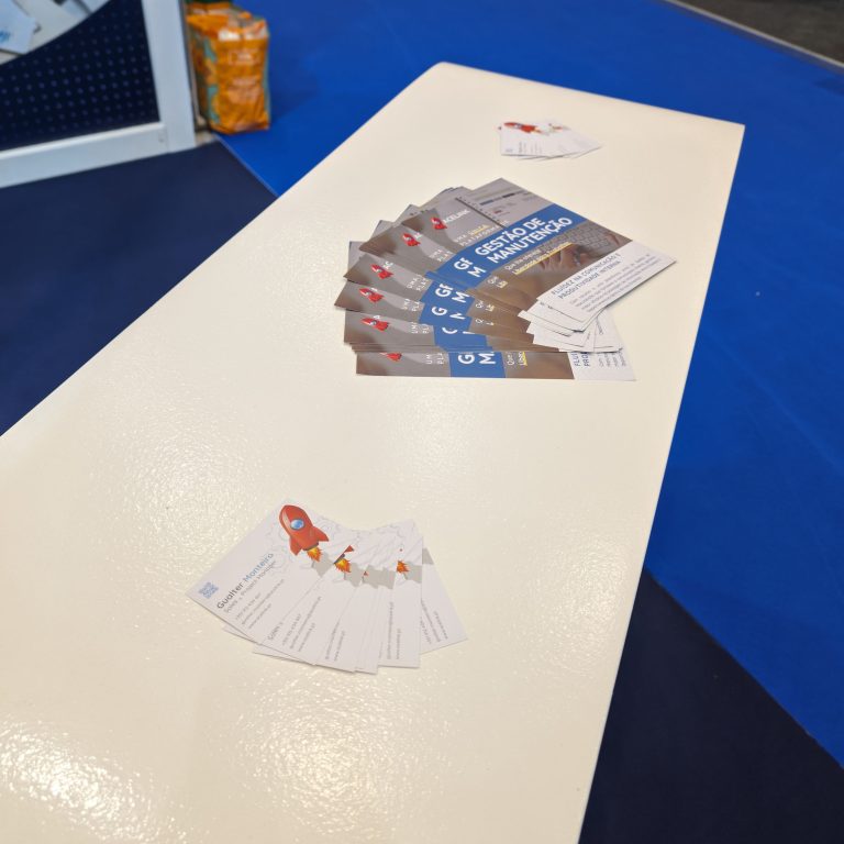 imagem dos cartões de visita do ACELINK e dos panfletos disponíveis em cima do balcão branco